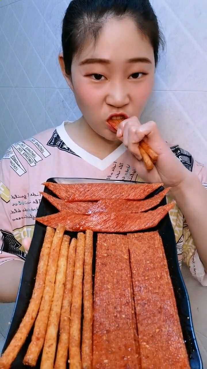 作为一个女生,多吃点辣条对皮肤有好处,我每天都吃