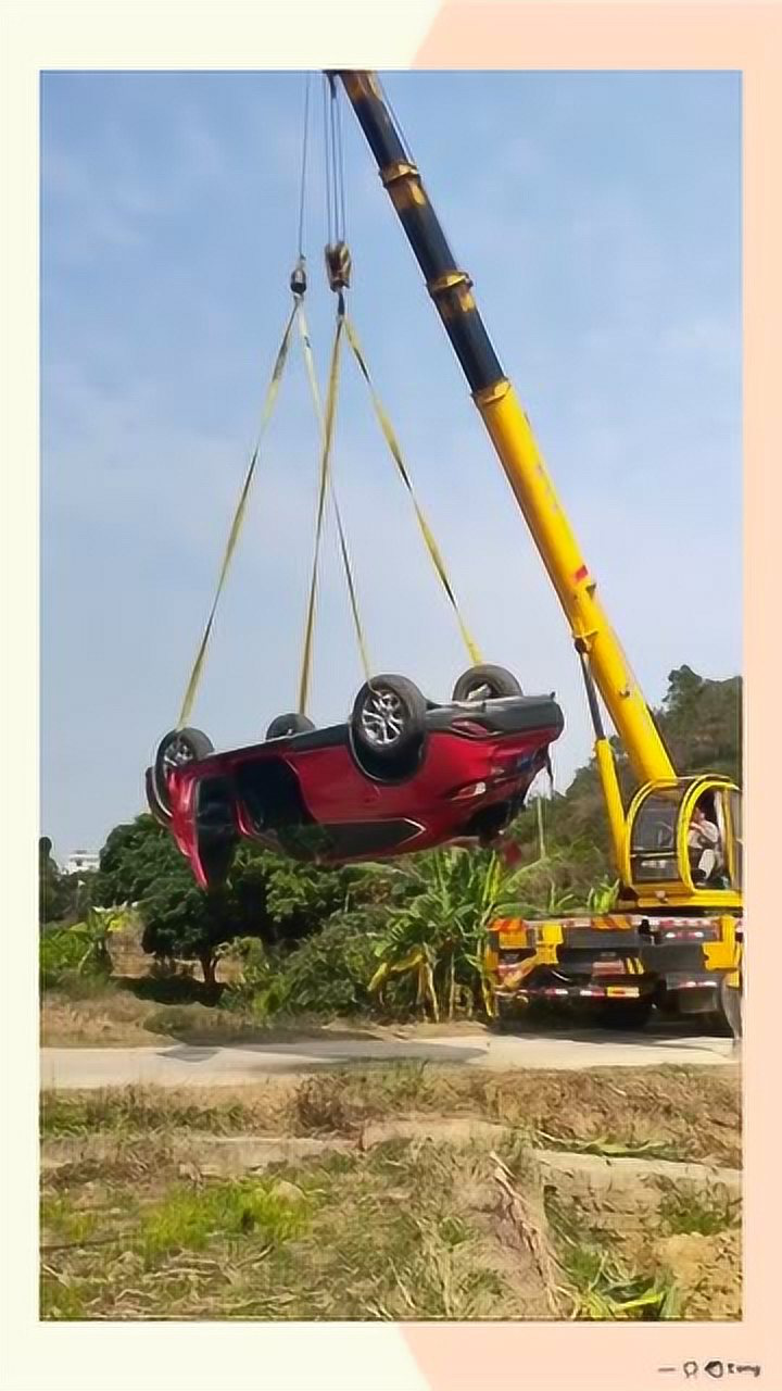 把车从水中吊起来,还要把水给倒干净!