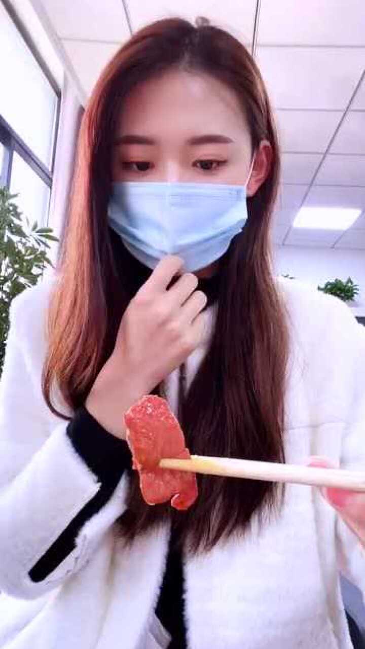 戴口罩吃饭的正确示范戴口罩