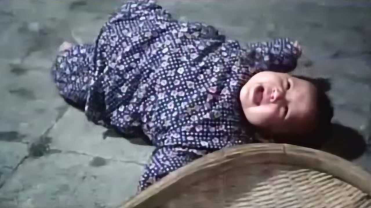 南京大屠杀日本鬼子把小婴儿扔进了盛有开水的锅里