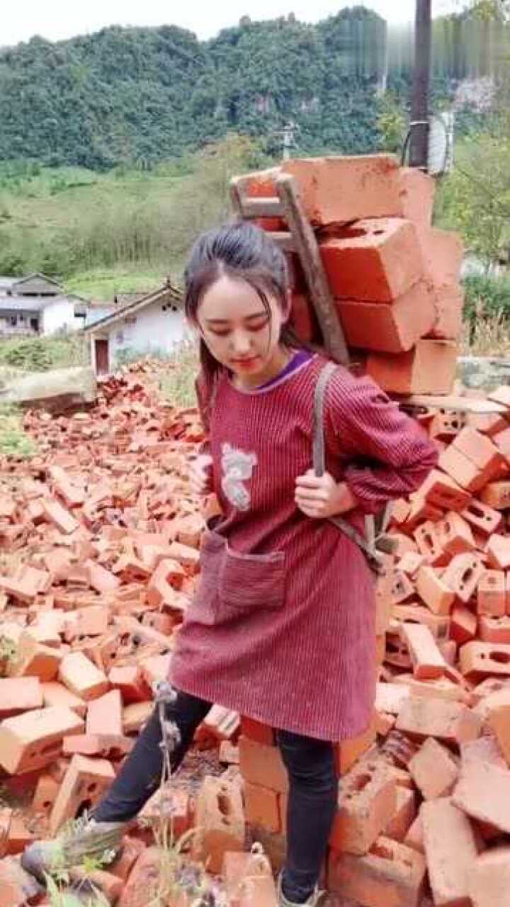 还记得这位搬砖的美女吗?美女真的太辛苦了!