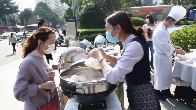 五星级酒店路边摆摊卖早餐,有豆浆油条茶叶蛋