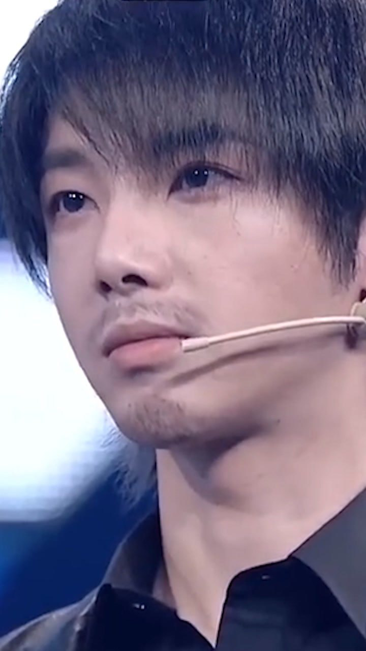 王牌对王牌中华晨宇胡茬造型搭黑色皮衣还有性感的小胡子这也太man了