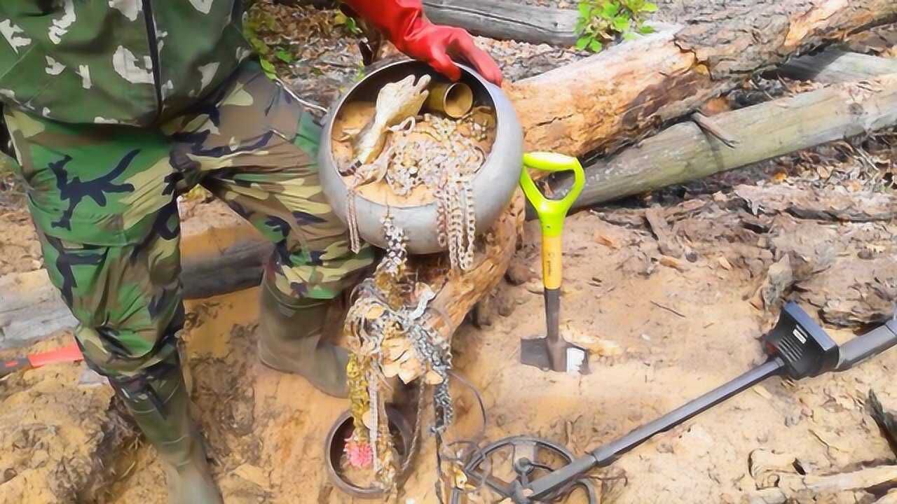 男子野外探宝树根下挖出黄金宝藏打开一看瞬间傻眼