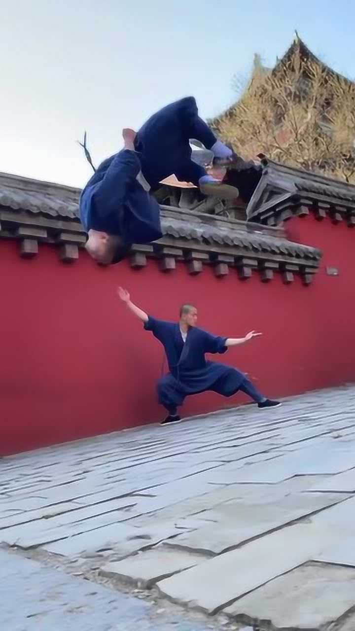 让你见识一下少林寺和尚玩空翻这功夫绝对不是假的