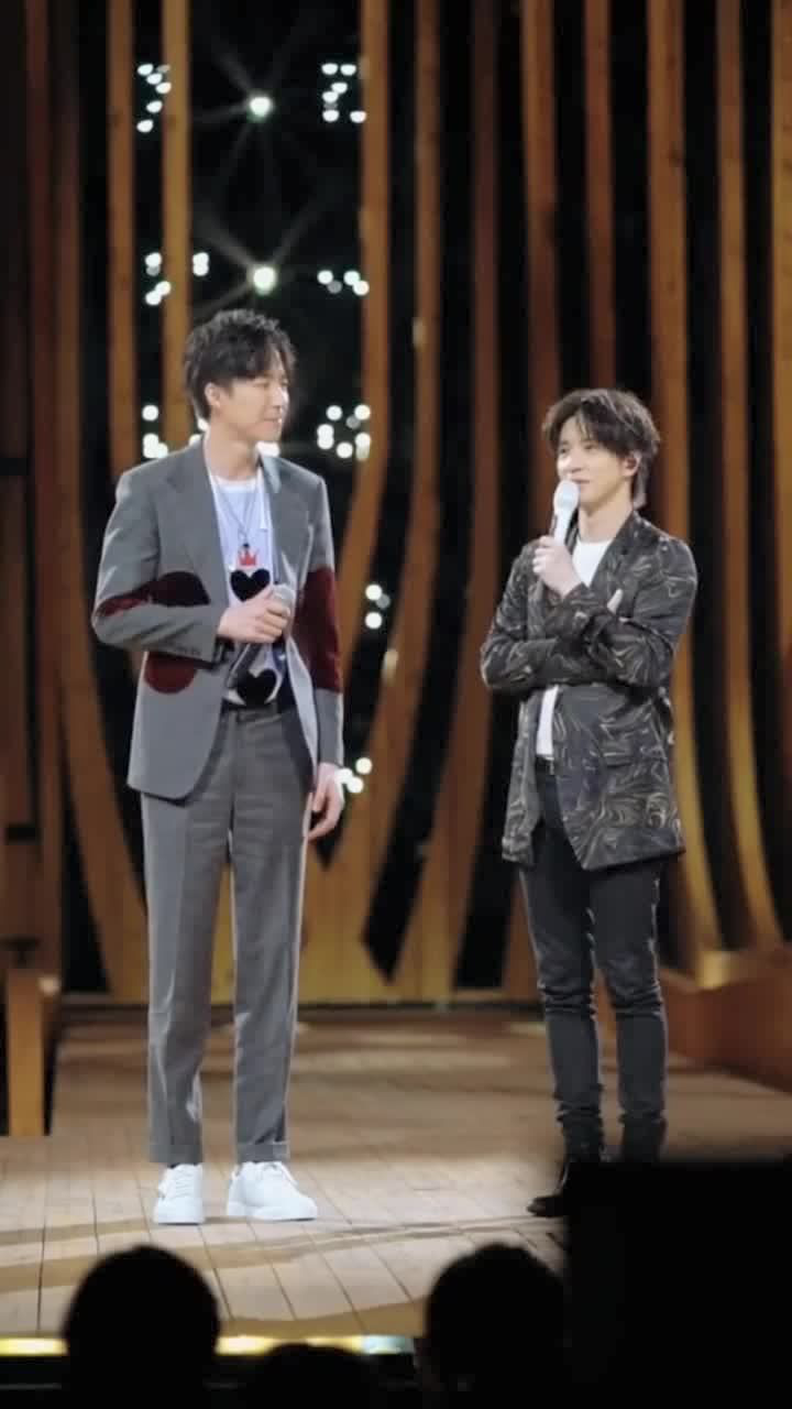 薛之谦和刘宇宁比身高没想到谦谦才到宁哥的下巴差距一目了然