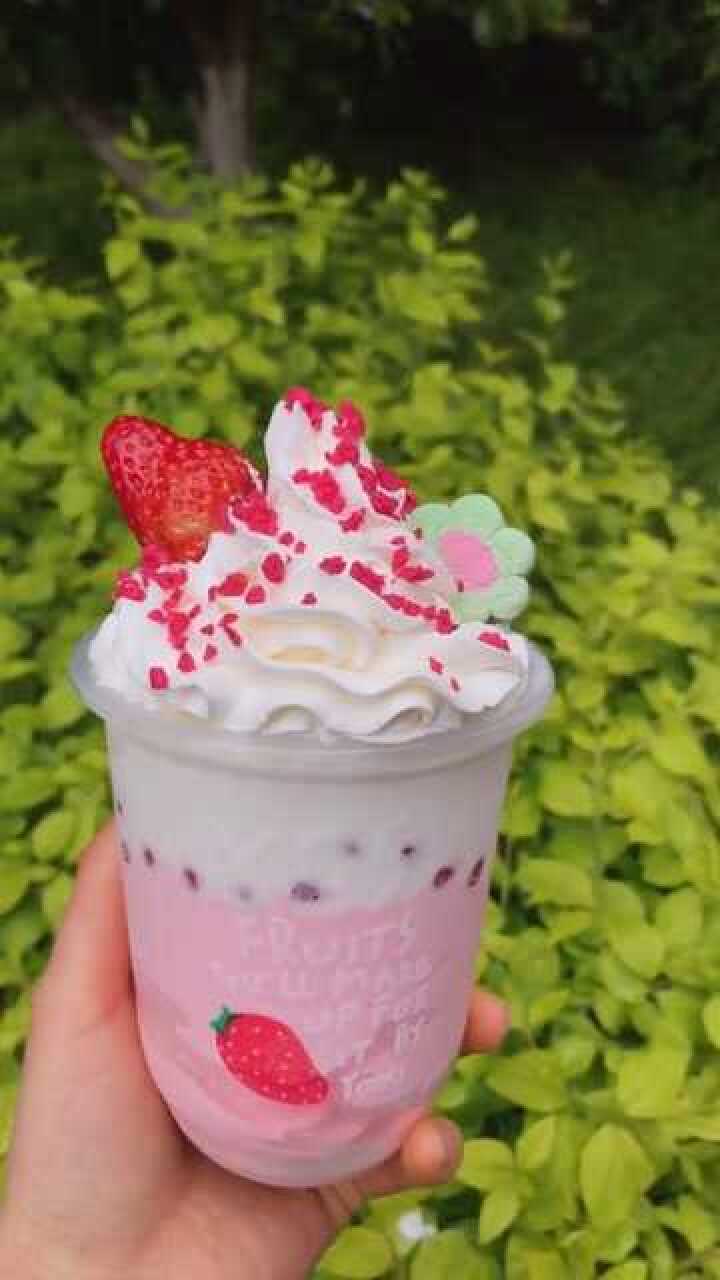 新品冰淇淋草莓奶昔,大家觉得这个颜值刺激到你的味蕾了没有