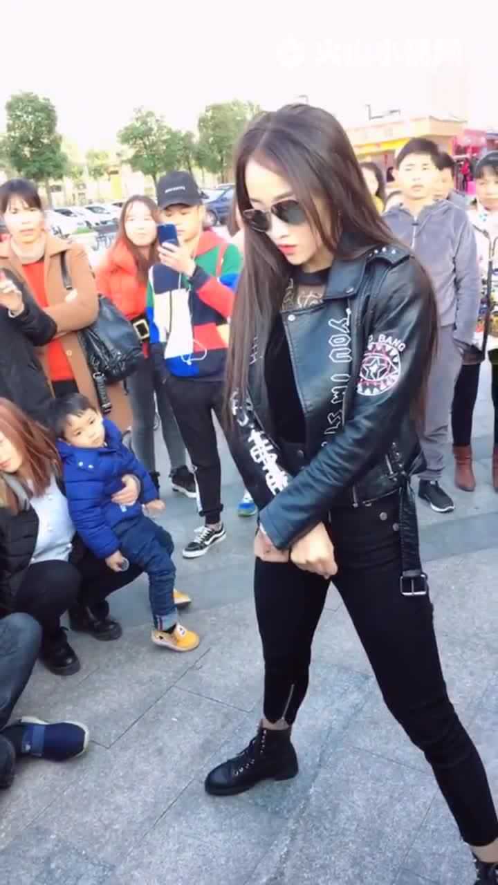 网红美女主播爽儿户外直播最新舞蹈太霸气了