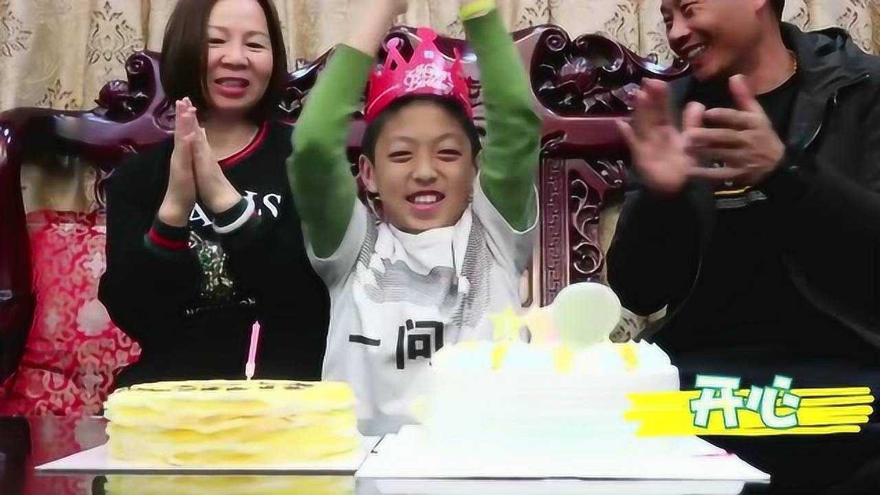 阿鱼酱给梁东海买了最爱的榴莲蛋糕大家一起吃地很开心