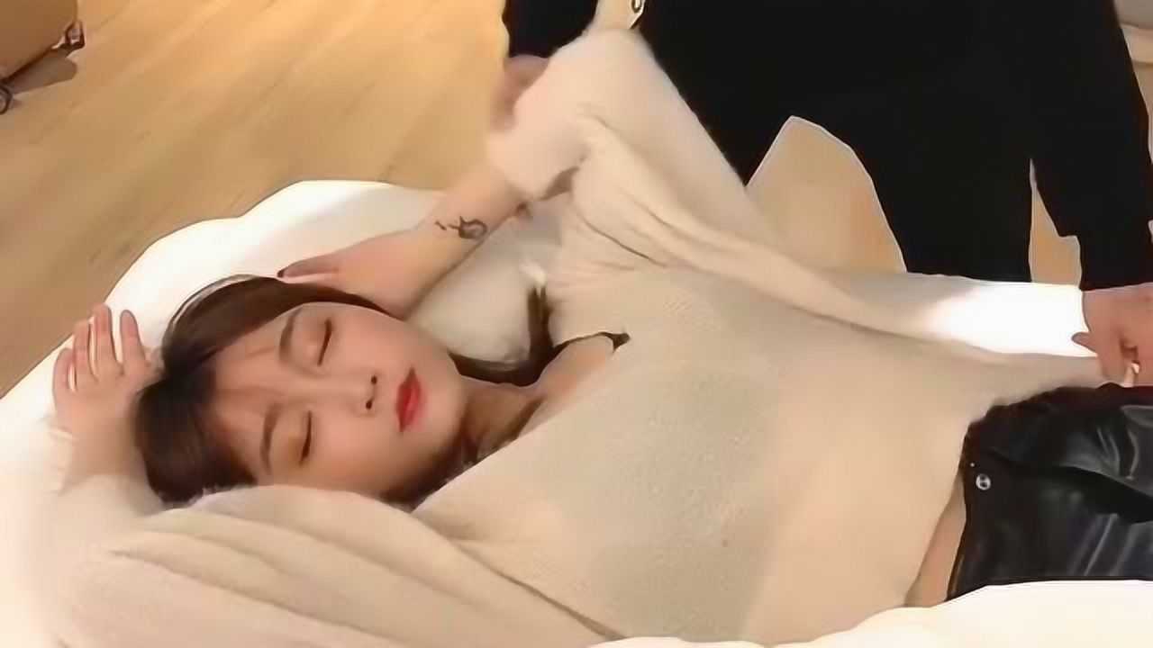 美女睡觉的时候故意把衣服撩上来,没想到小伙会是这种反应,我都羡慕了