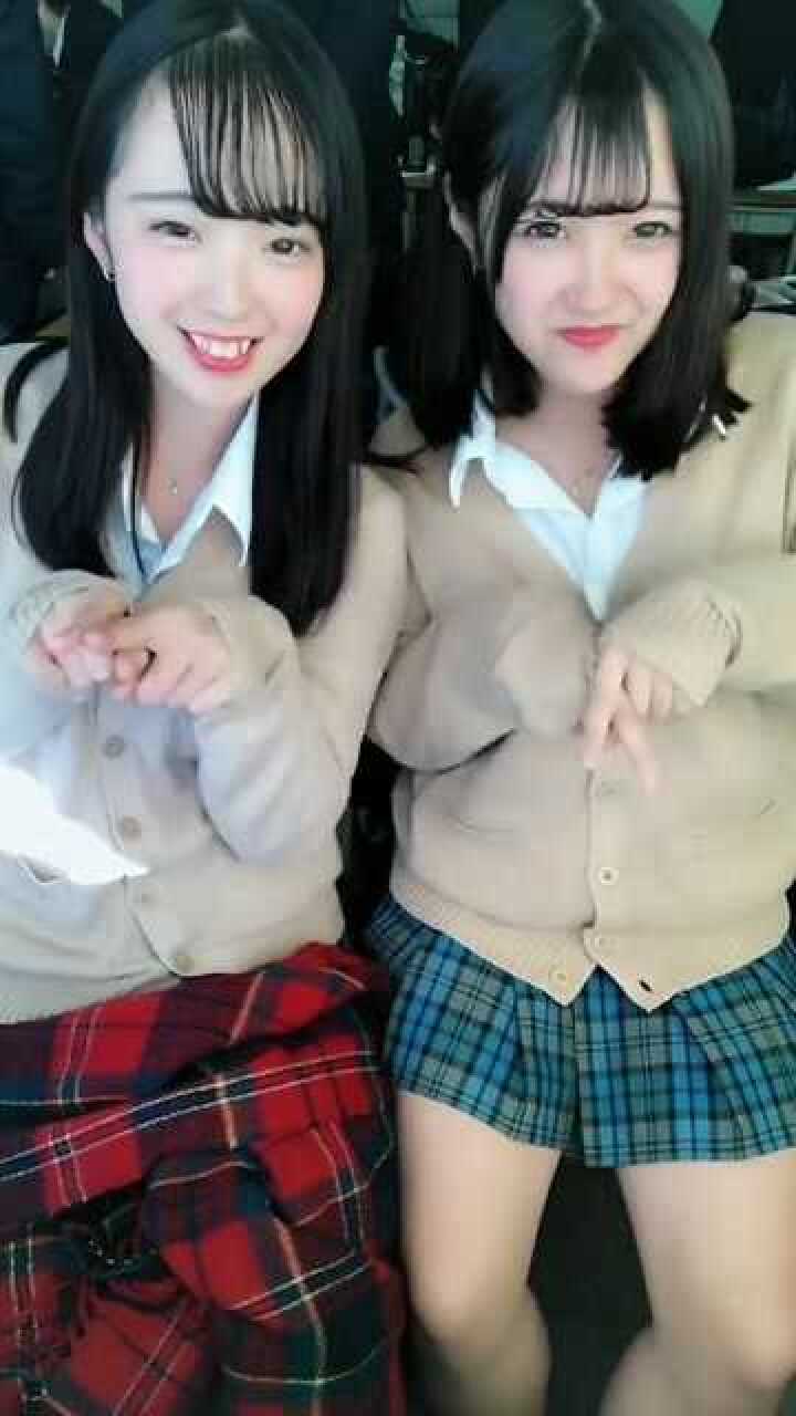 日本高三女学生双胞胎姐妹花两个人看起来都很漂亮