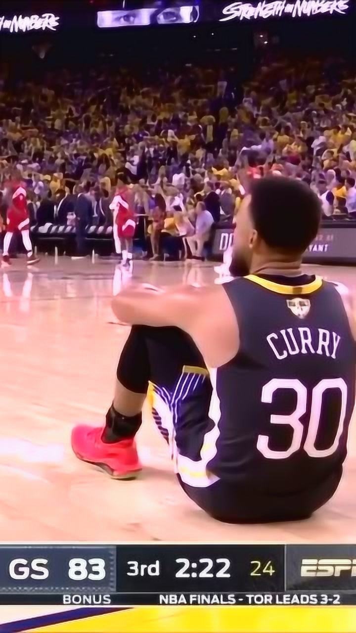 还记得这一幕吗库里一个人落寞的坐在那里不忍心去看心疼那年的勇士队