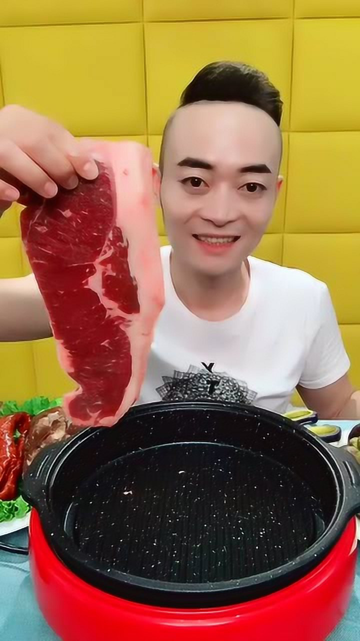 大胃王阿浩煎超大块牛肉!滋滋冒油的声音听起来真的是过瘾呀!