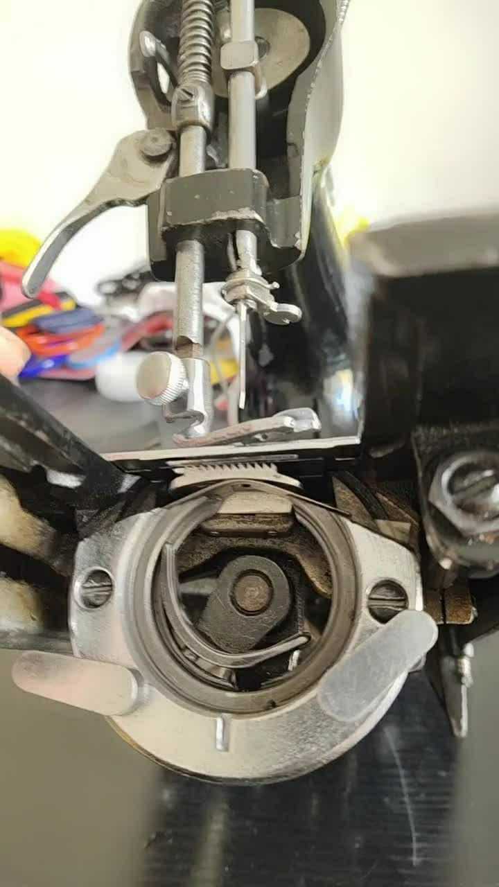 家用缝纫机断线我们首先要看机针在机针孔的什么位置