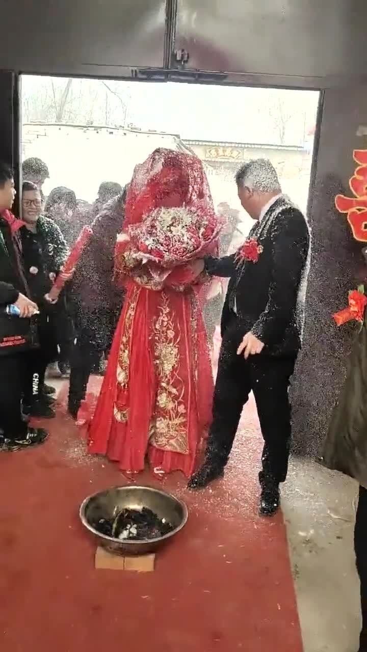 新娘进门跨火盆这裙子撩得太尴尬了你们那有这样的风俗吗