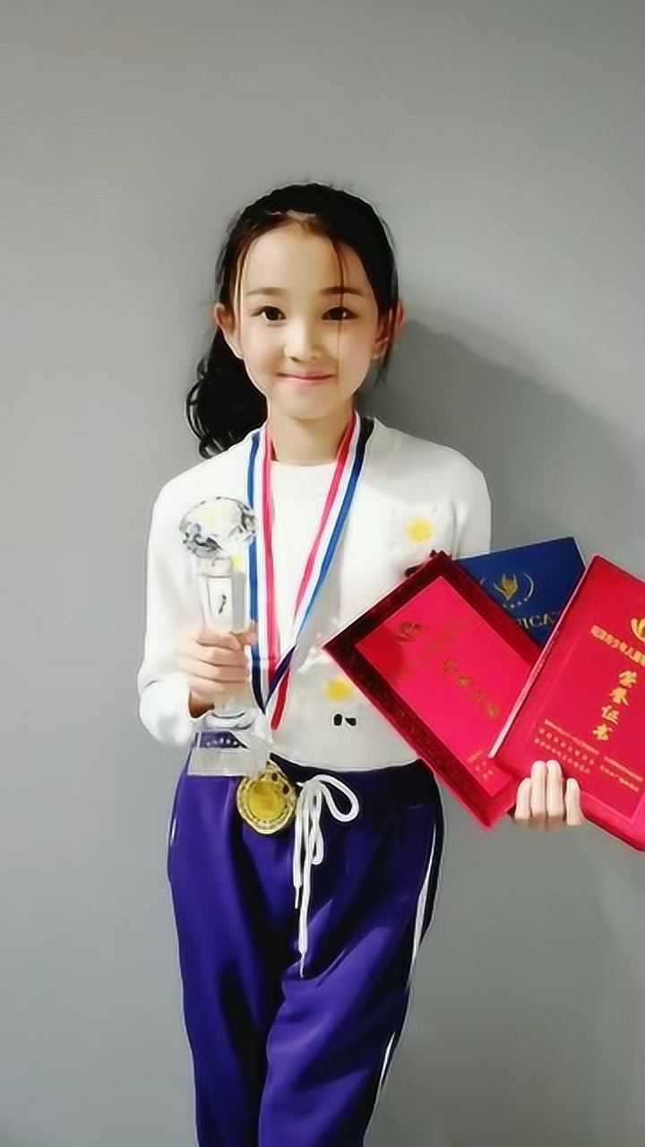 不愧是童模宋小睿小小年纪这么优秀已经拿了这么多奖了