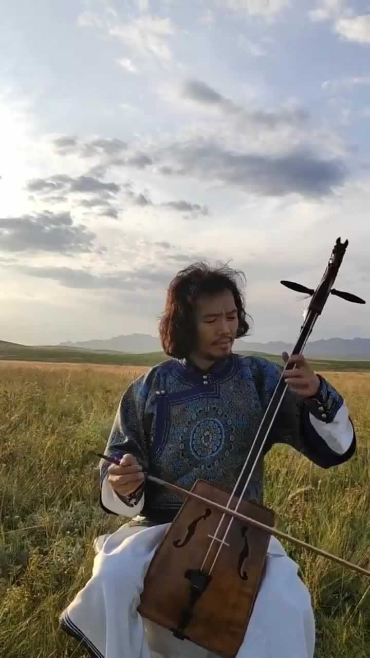 大哥马头琴演奏风中的苏鲁德,琴声和风景绝配,太好听了