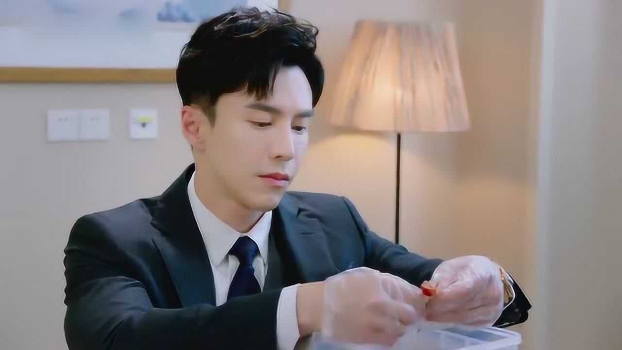 名场面叶非墨亲自给温小暖剥小龙虾了这画面我都不舍得快进