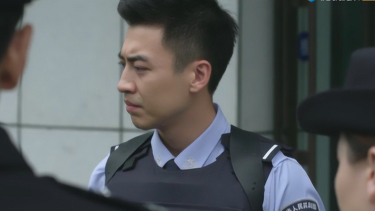 速看《警察锅哥第1季》第14集:简凡分析劫匪作案手法,引得众人称赞