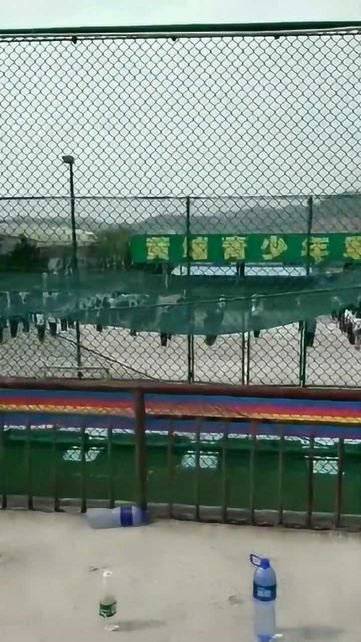 这个视频火了，初中生军训教官为什么让学生们光着脚在这里打拳_高清