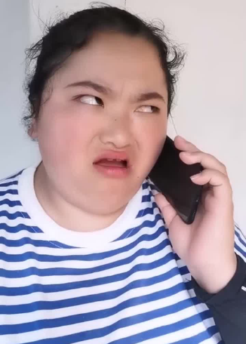 对口型美女模仿小岳岳,这波操作真是太逗了,表情非常到位!