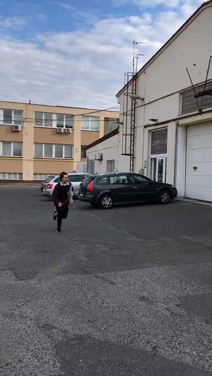 这哥们可能看了乌鸦哥跳车窗.