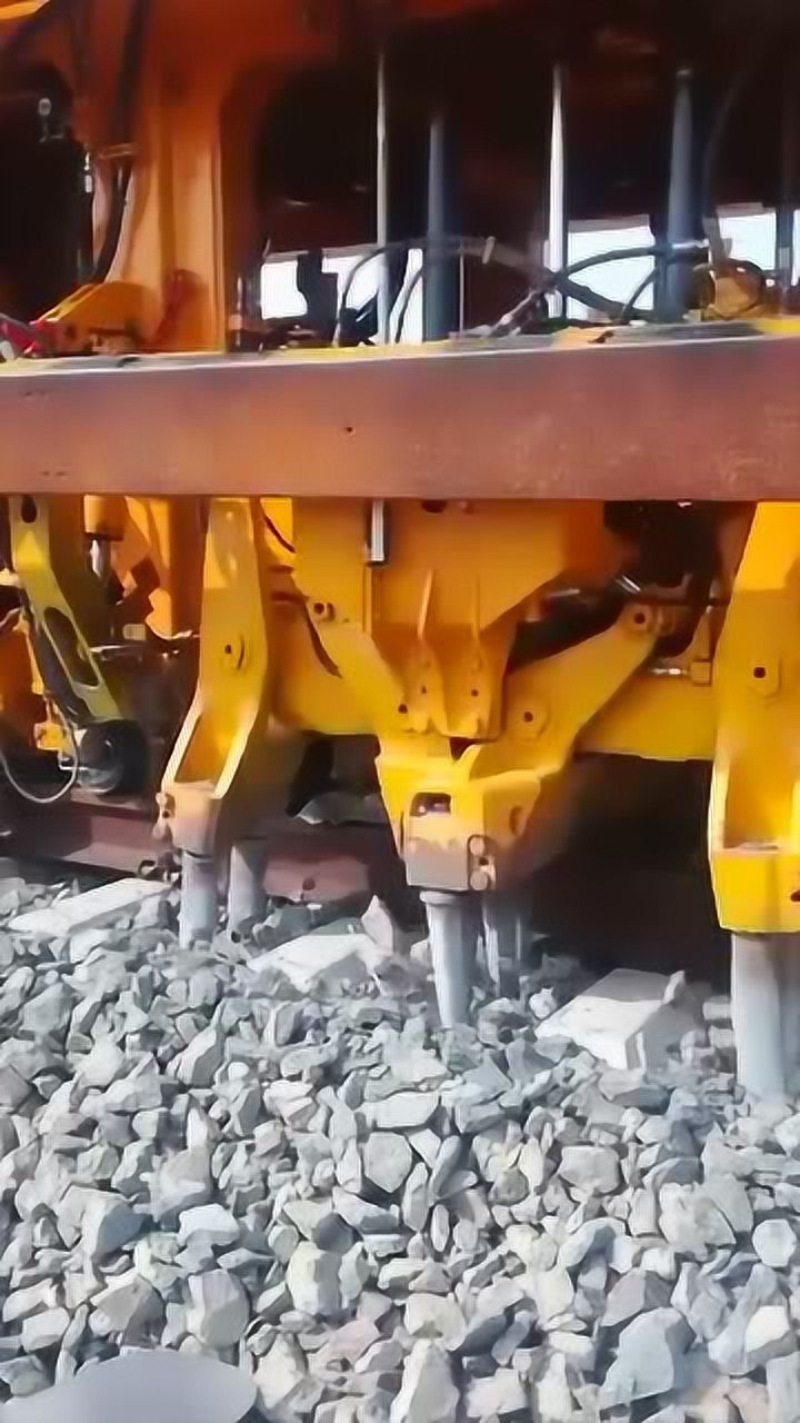 来看国外先进的,大型铁路捣固机!这神一般的机械设备!你看6不6?