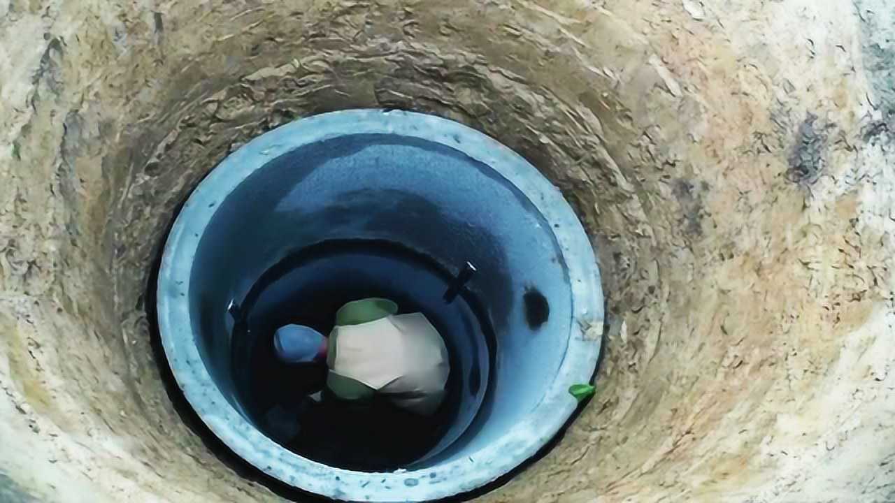 老外用原始方法挖水井,20米深特别狭窄,真不知道他怎么挖的!