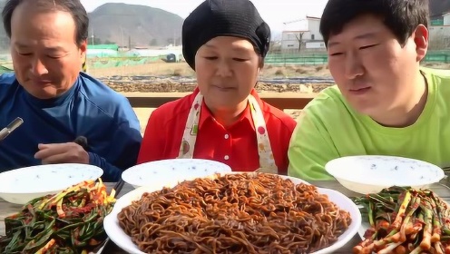 韩国大胃王吃播视频：兴森 一家人吃 葱泡菜配炸酱拉面