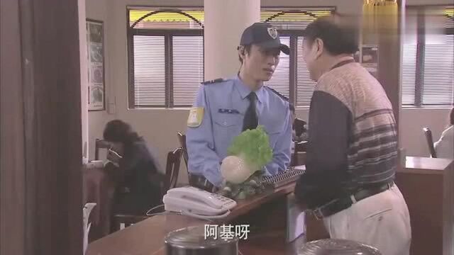 老乞丐设计好心小伙,竟赖上小伙让小伙帮忙找工作,可真够无耻的