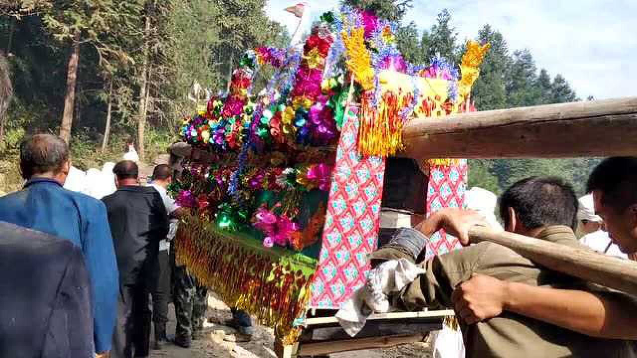 湖南农村土葬,这大棺材太重了,16个人抬一直在摇摇晃晃