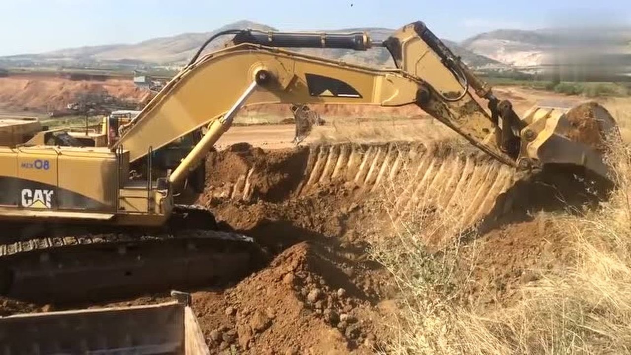 卡特85吨挖掘机挖土装车大挖斗干活就是快三斗装满一整车