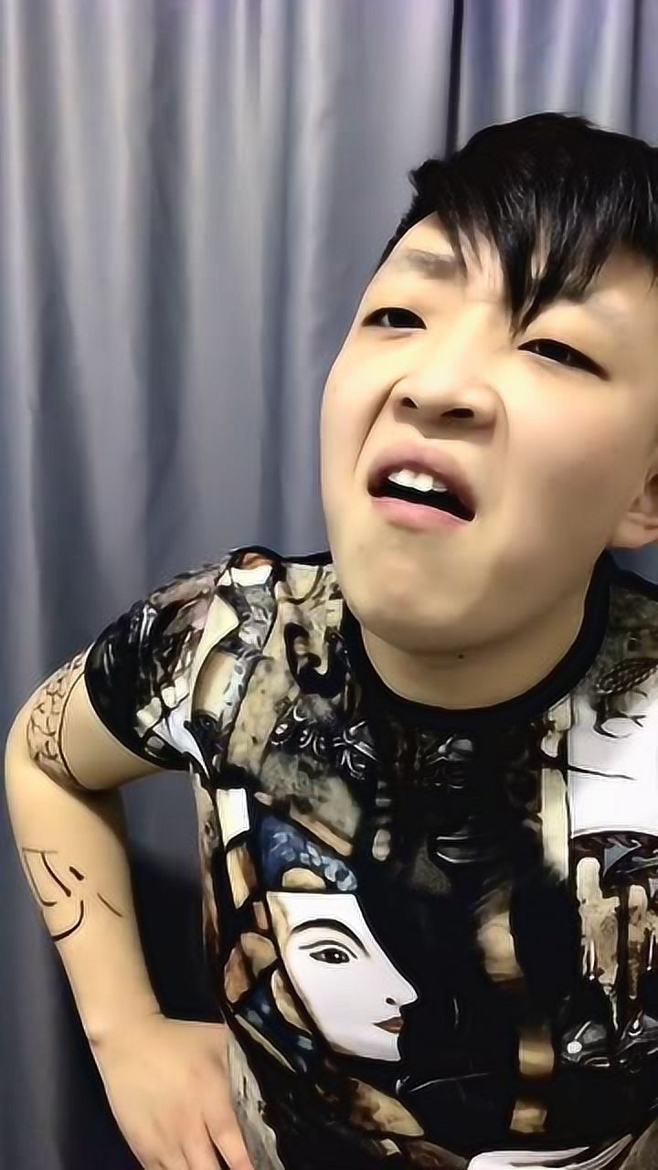 没猜错的话这种精神小伙现在基本上都是校门口摆摊界的扛把子