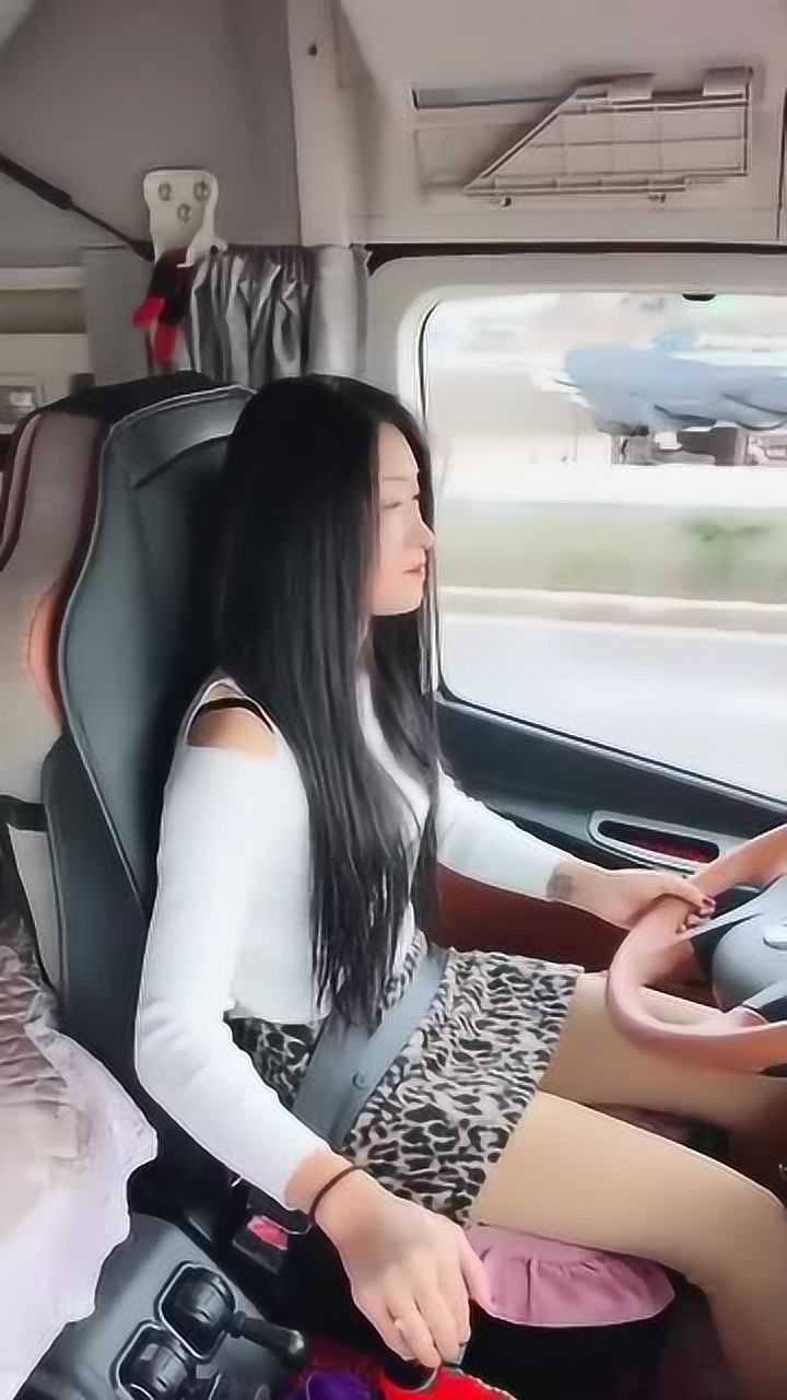 大货车女司机单手握方向盘看着很娴熟穿成这样也是有原因的吧