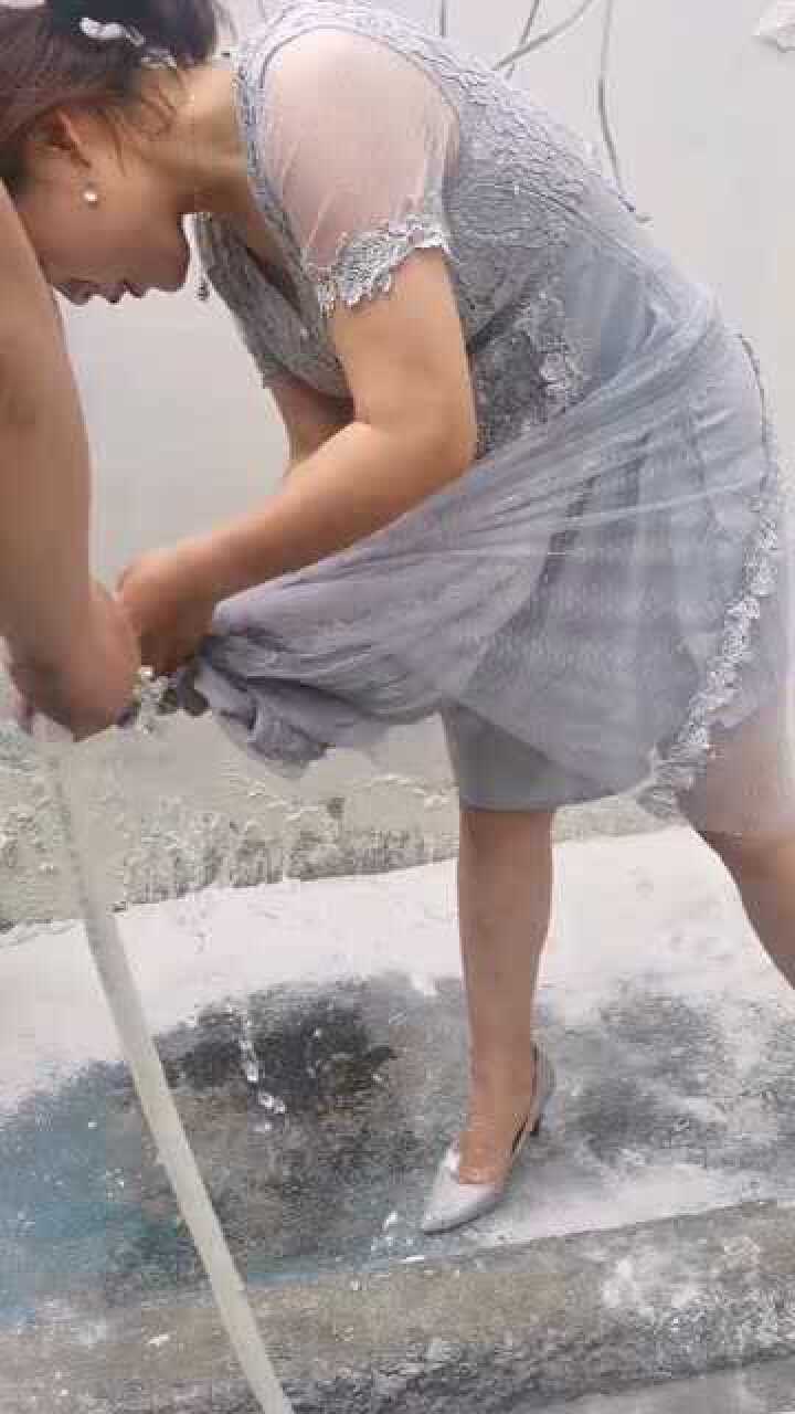 婚礼现场，这婚闹也太严重了吧！伴娘都成这样了！_高清