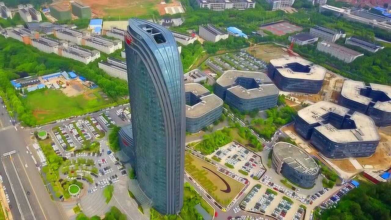 航拍武汉烽火科技大厦江湖人称海飞丝大厦停车场密密麻麻停满了车
