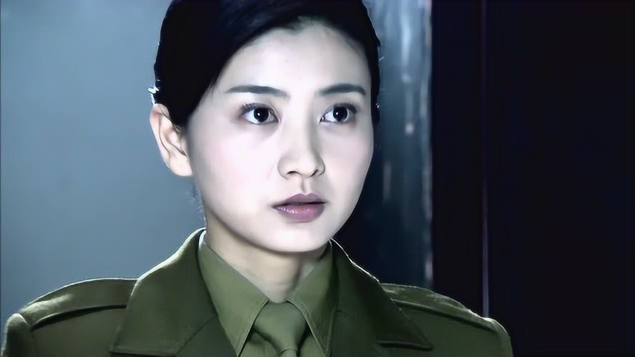 《黎明前的抉择》杜少英认出是石教官,连忙上前搭话,怕自己露出马脚