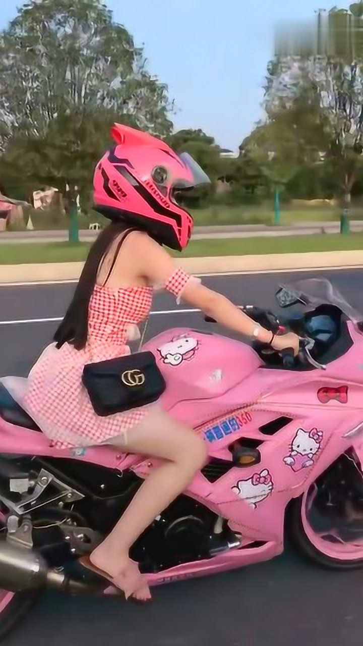 粉色的摩托,好像很多小姐姐都比较喜欢这台粉色哈喽kt的摩托车