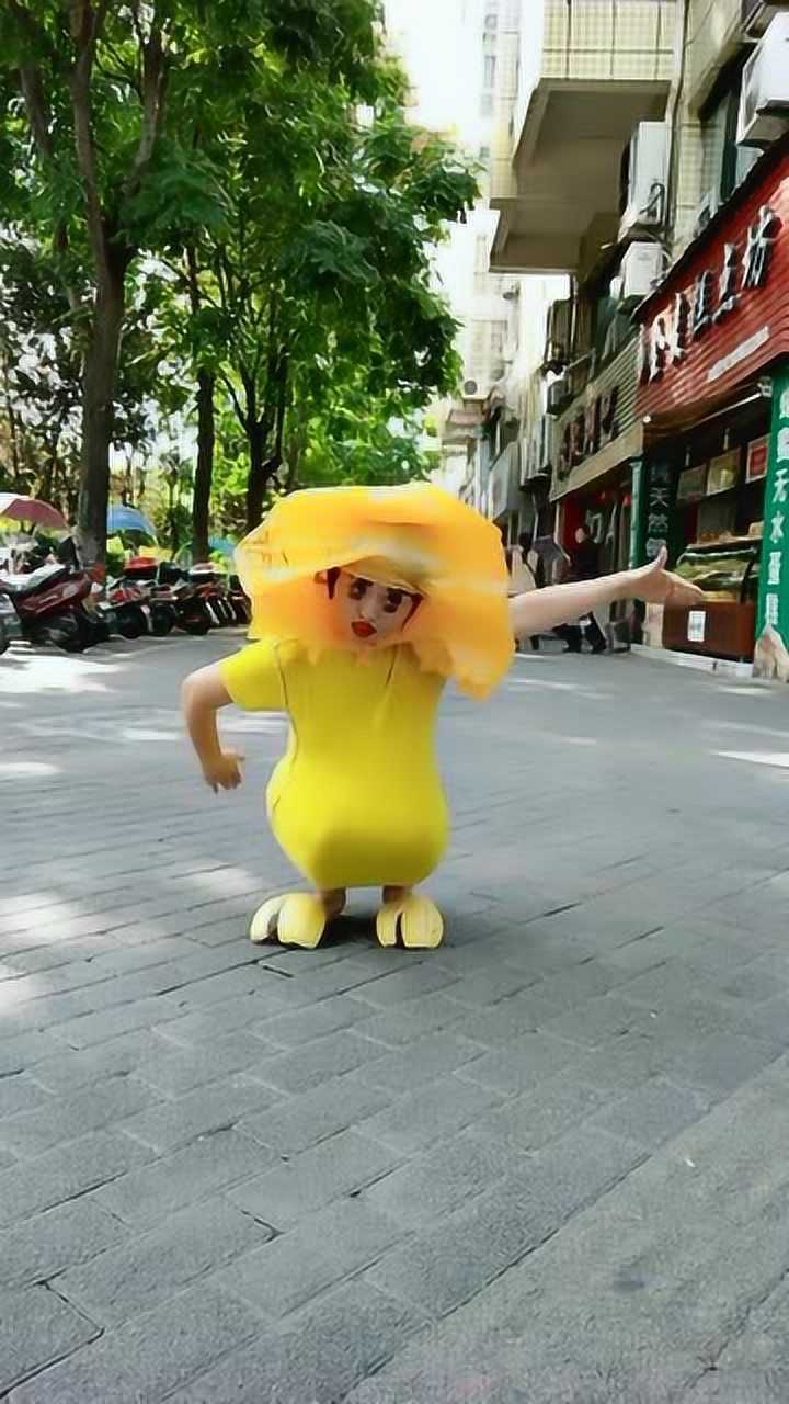 妹子在大街上模仿小黄鸭把老大爷都吸引了真厉害