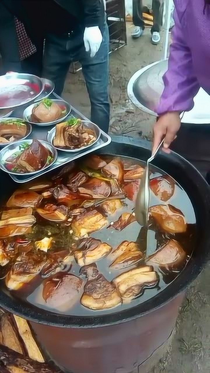 农村的大锅饭就是香,等我一会,我回家端盆去