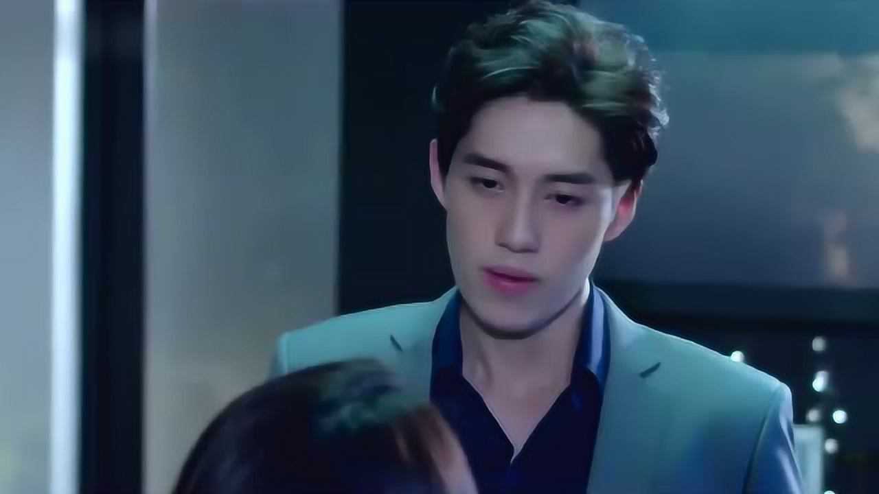 铁石心肠石拉进入明达房间爱慕明达已久忍不住抱住对方