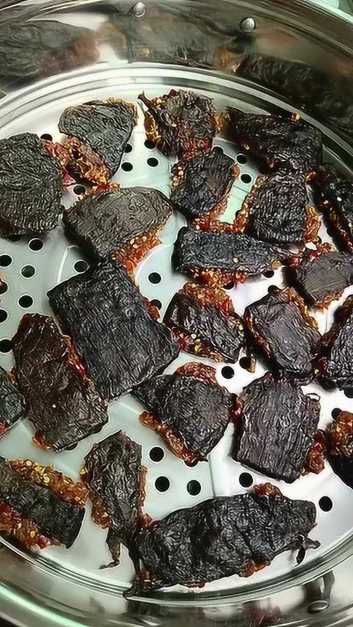 茄子干江西人了最爱!晒8成干后的茄子干放锅里蒸,30分钟后继续晒!