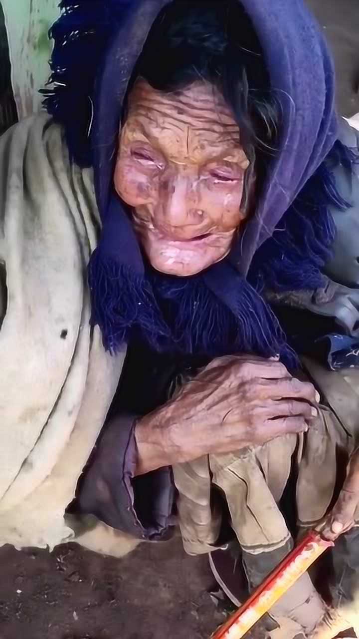 儿子在市里生活留下孤寡老人无依无靠真是太可怜了