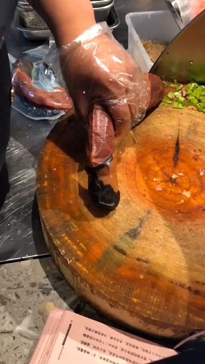 个头很小的驴碗口,把黑色的切掉,里面的肉很新鲜