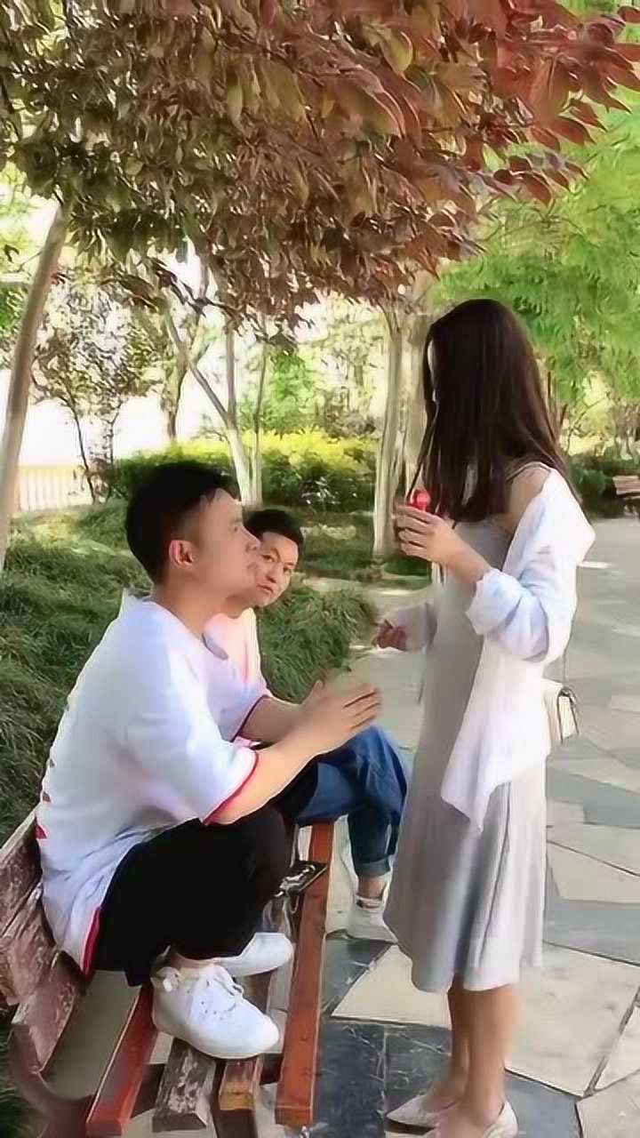 美女往男友嘴里吐口水恶心坏了男友吐了三天