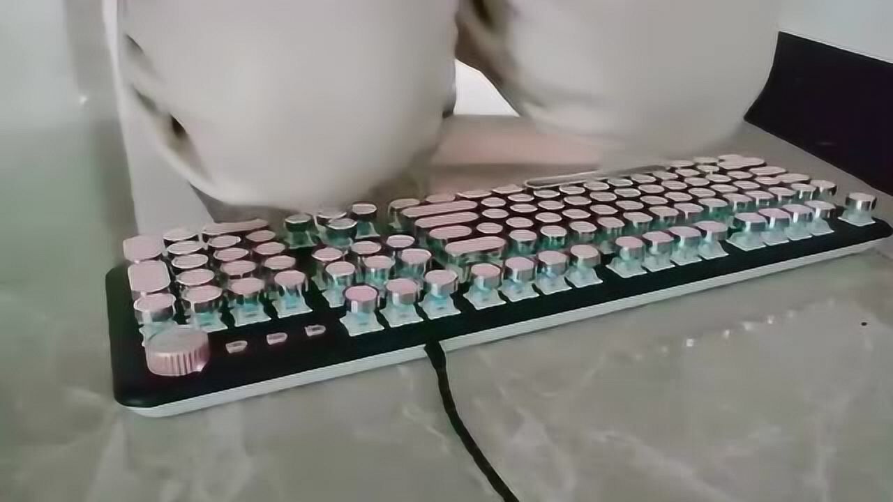 小伙在家的地位好低啊跪键盘居然不能亮灯这完全就是极刑啊