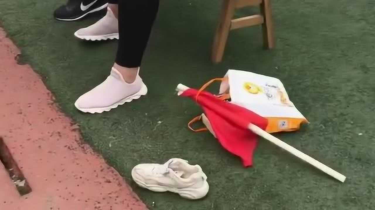 女孩一只鞋坚持跑完八百米不可思议的是跑了第一名真是太牛了