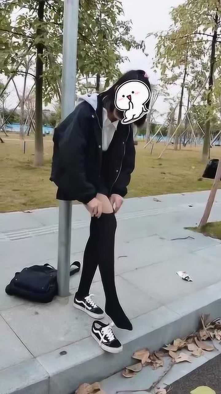 最新潮的穿丝袜方式直接在马路上脱鞋穿丝袜,胆也太大了!_腾讯视频