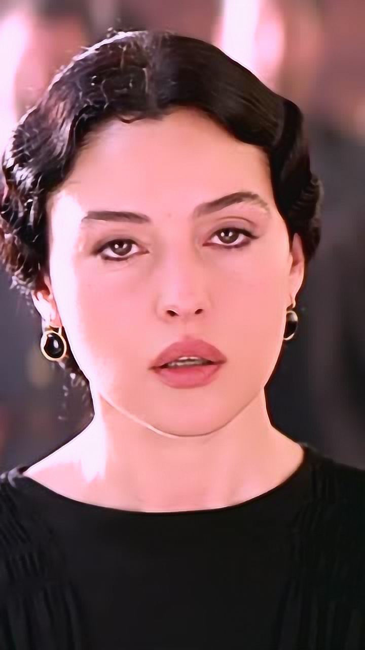 意大利国宝级女星莫妮卡贝鲁奇一颦一笑都散发出迷人的魅力