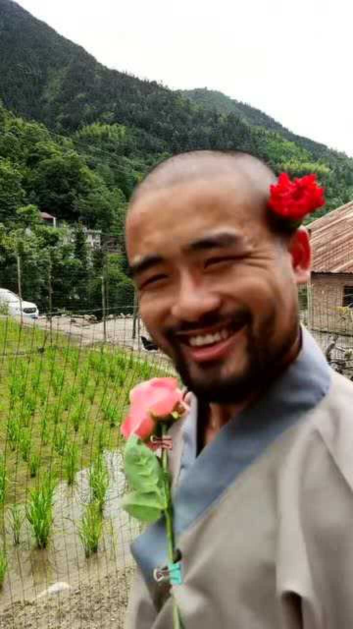 农村大叔搞怪模仿夸张的动作和表情令人不忍直视